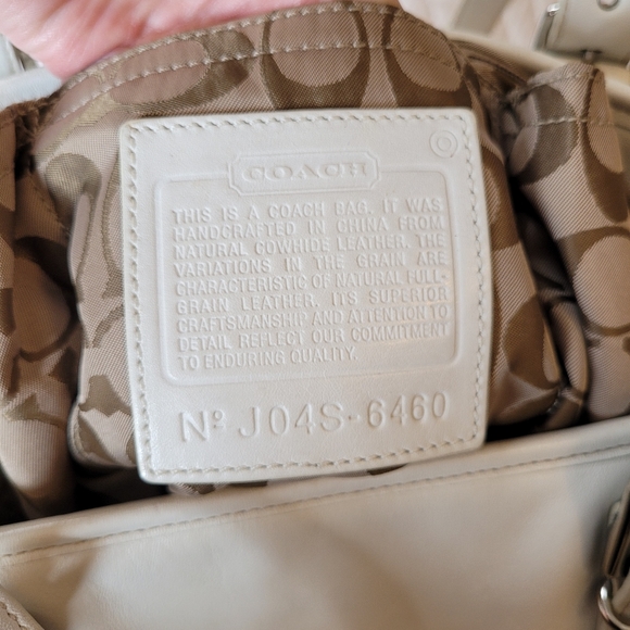 Coach zip top handbag with diaper pad in white leather - Picture 6 of 16